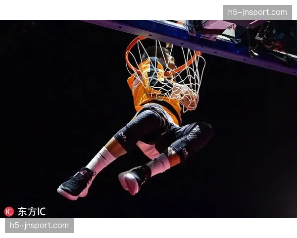 搞笑一幕:四川金强外援扣篮后挂筐时间过长,导致篮筐轻微倾斜 搞笑一幕:四川金强外援扣篮后挂筐时间过长,导致篮筐轻微倾斜