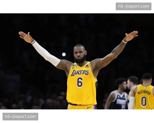 特写：詹姆斯常规赛总得分突破45000分瞬间，全场起立致敬