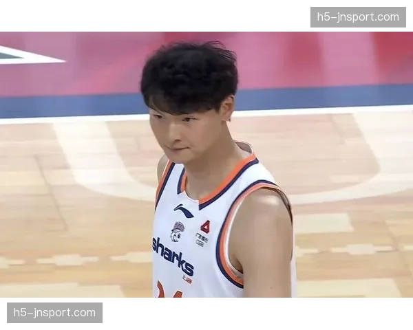 上海队小将李弘权荣获本赛季“最具进步球员”奖