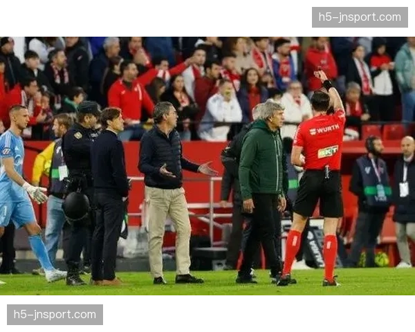 裁判花絮:主裁判在比赛中耳机故障,与VAR沟通一度中断 裁判花絮:主裁判在比赛中耳机故障,与VAR沟通一度中断
